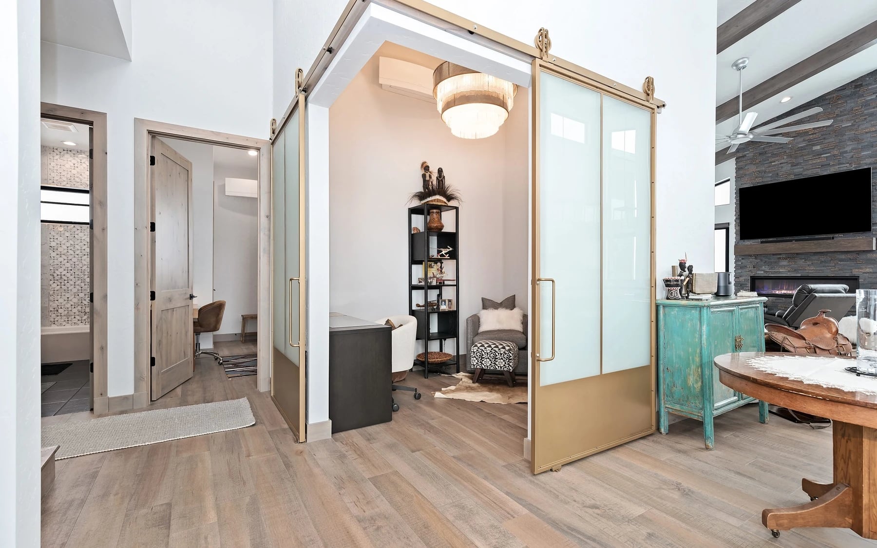 Contemporary Hideaway: photo 15 of 53